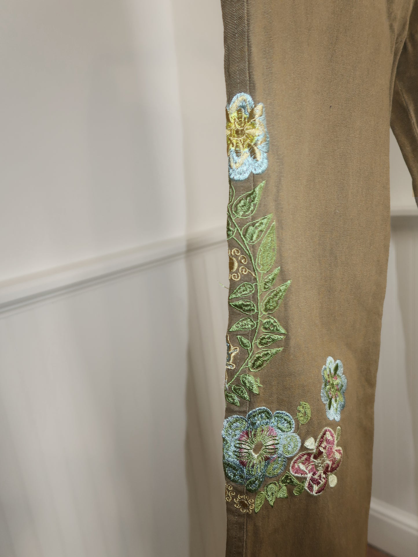 Vtg. Guess Embroidered Floral Pants